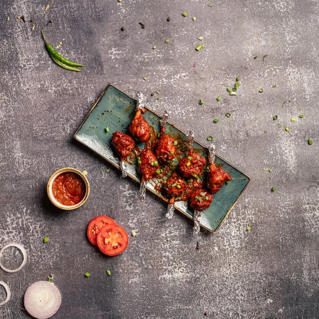 ALITAS MU-MU: alitas de pollo marinadas y pasadas por la parrilla, con salsa barbacoa