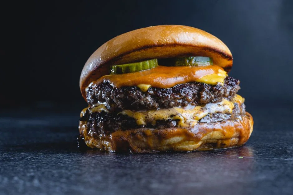 MU-MU GRILL: carne de vacuno a la parrilla, cheddar, bacon crujiente, cebolla caramelizada y…
