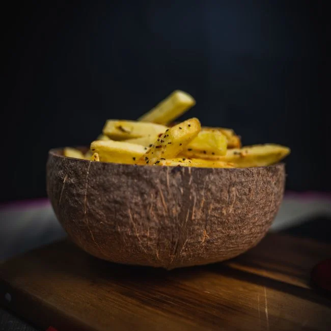 PATATAS A LA PARRILLA: patatas cortadas a mano, especiadas y marcadas en la parrilla
